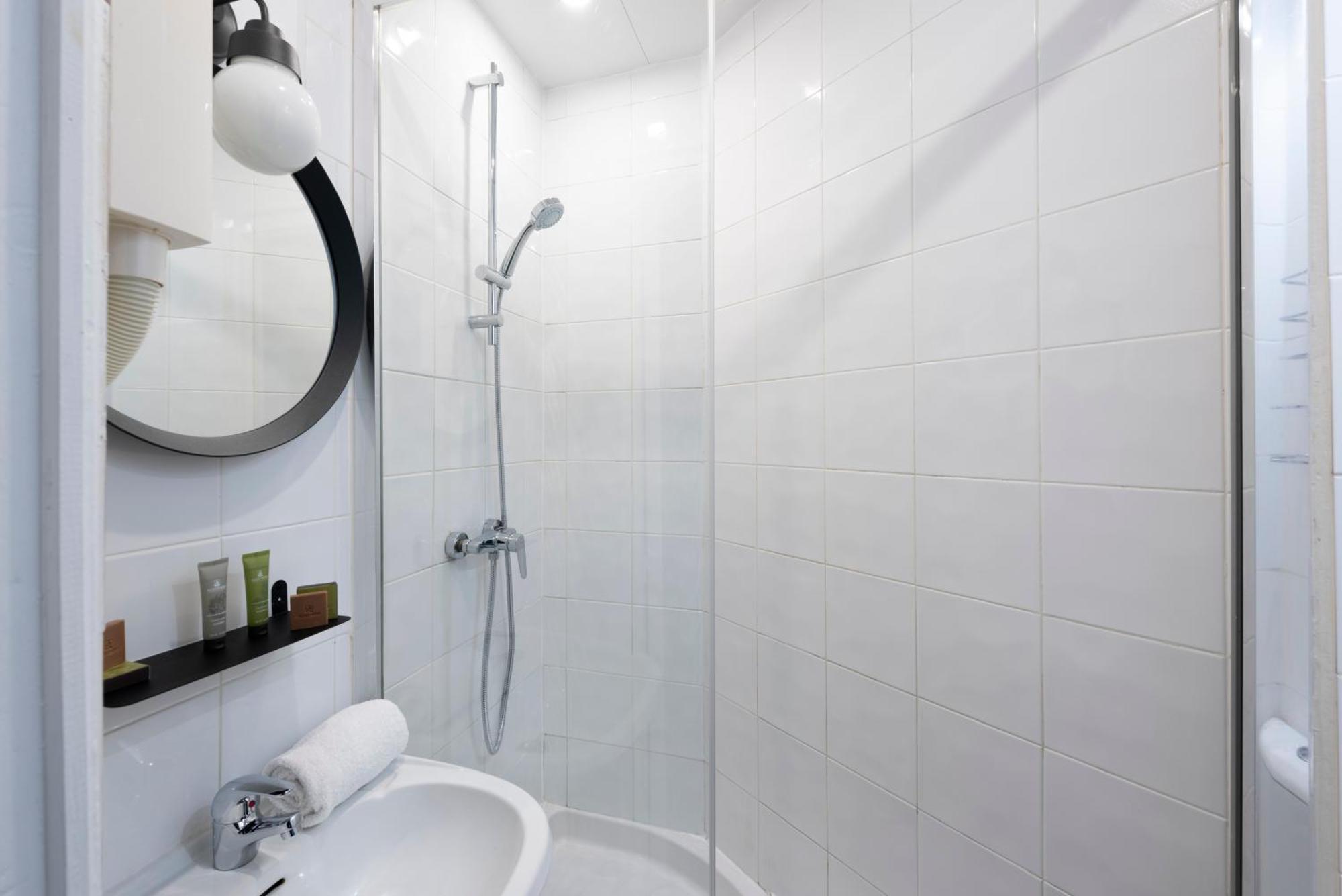Lennon By Avalon Hotel Paris Gare Du Nord Exterior photo